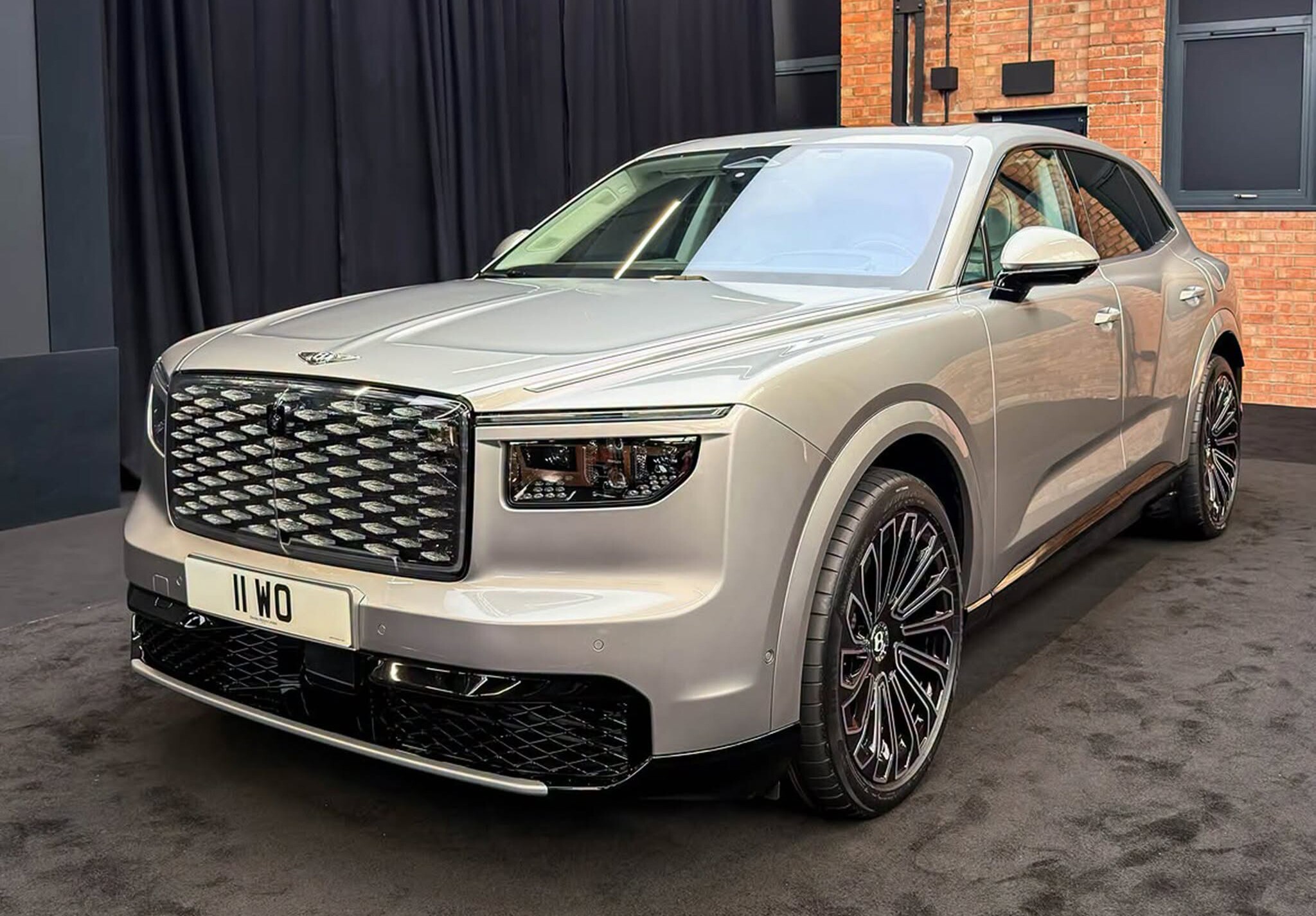 Bentley trình làng mẫu xe SUV điện siêu sang mới - 1