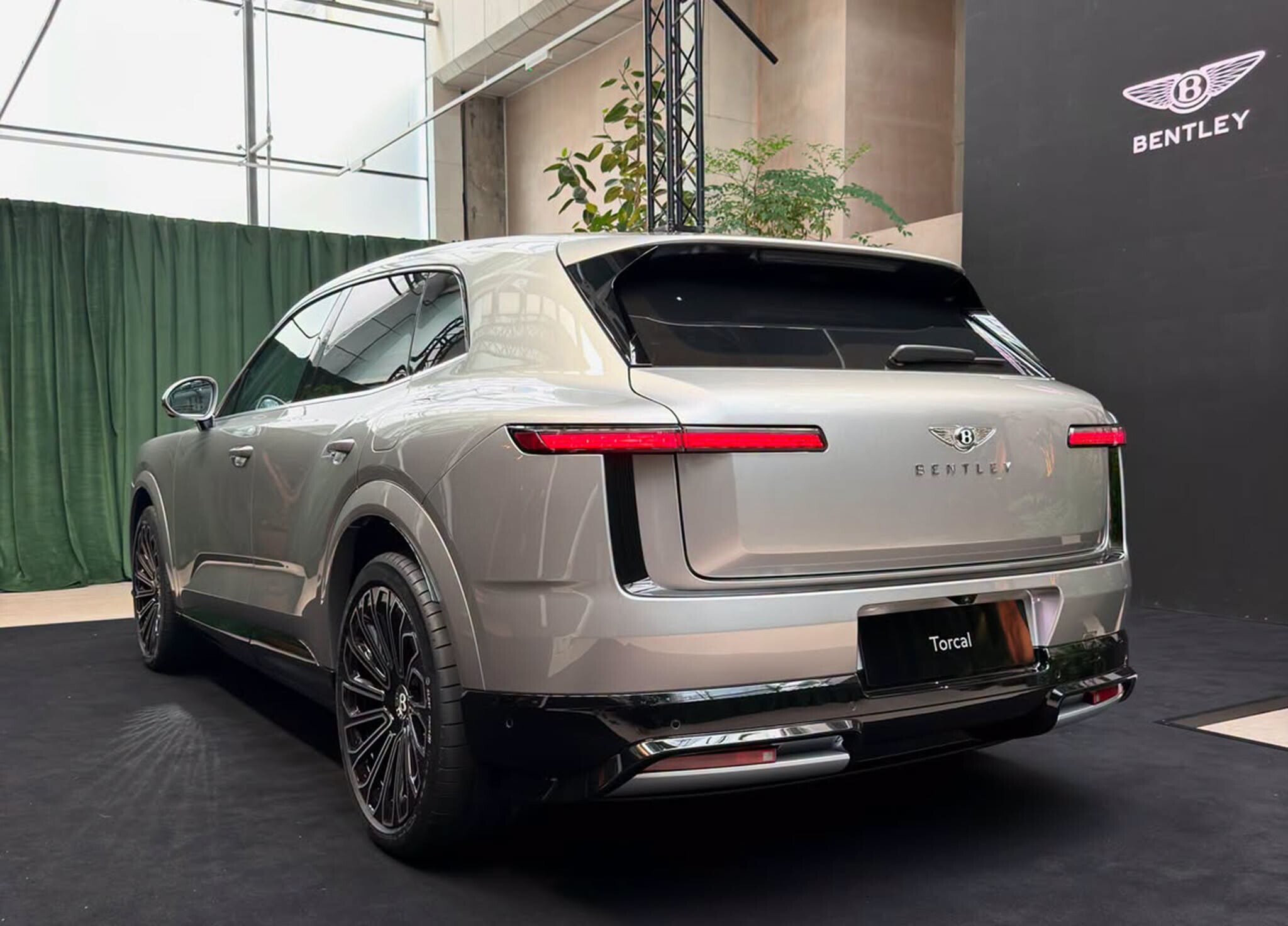 Bentley trình làng mẫu xe SUV điện siêu sang mới - 2