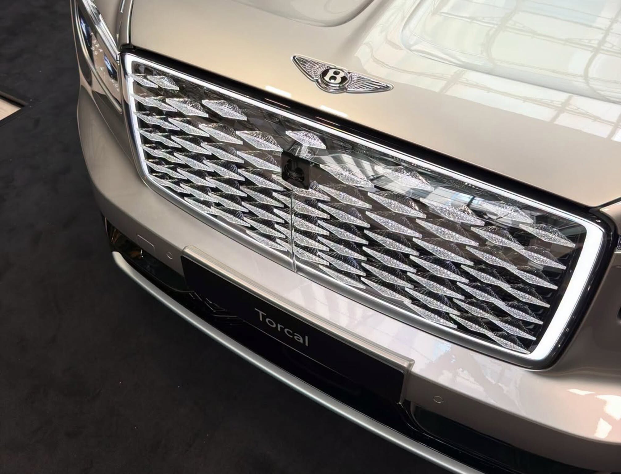 Bentley trình làng mẫu xe SUV điện siêu sang mới - 6