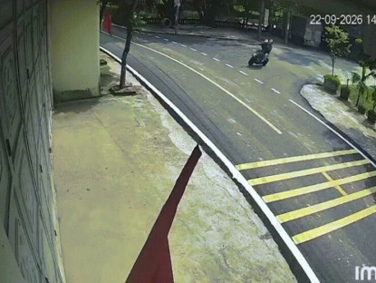 Giao thông - Clip: Hai cô gái lao qua giao lộ, xe máy “dính chặt” vào cửa nhà dân