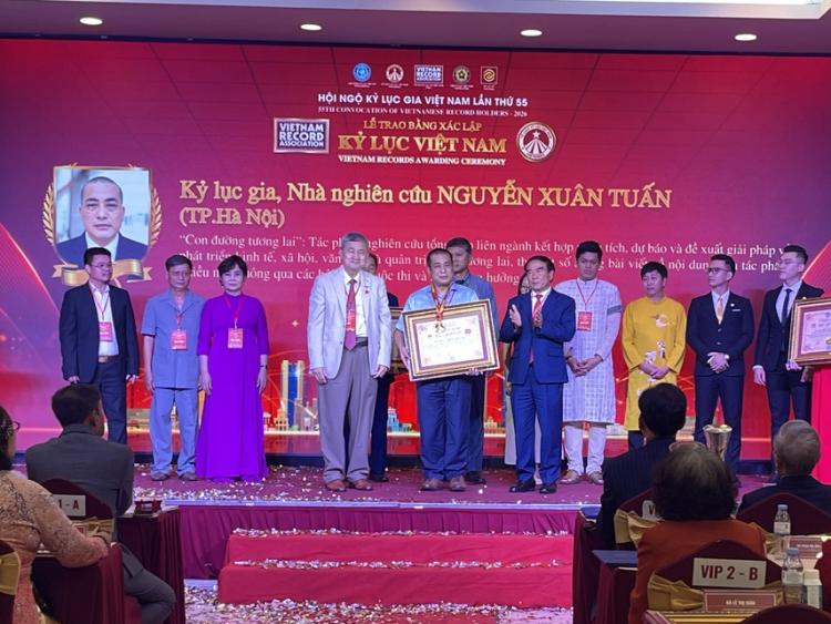 Tác phẩm “Con đường tương lai” của nhà văn, nhà nghiên cứu Nguyễn Xuân Tuấn được vinh danh kỷ lục Việt Nam