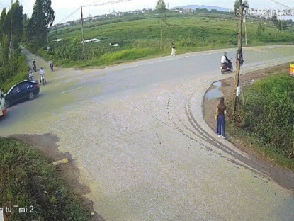 Giao thông - Clip: Qua ngã tư như chỗ không người, học sinh va chạm mạnh với xe máy