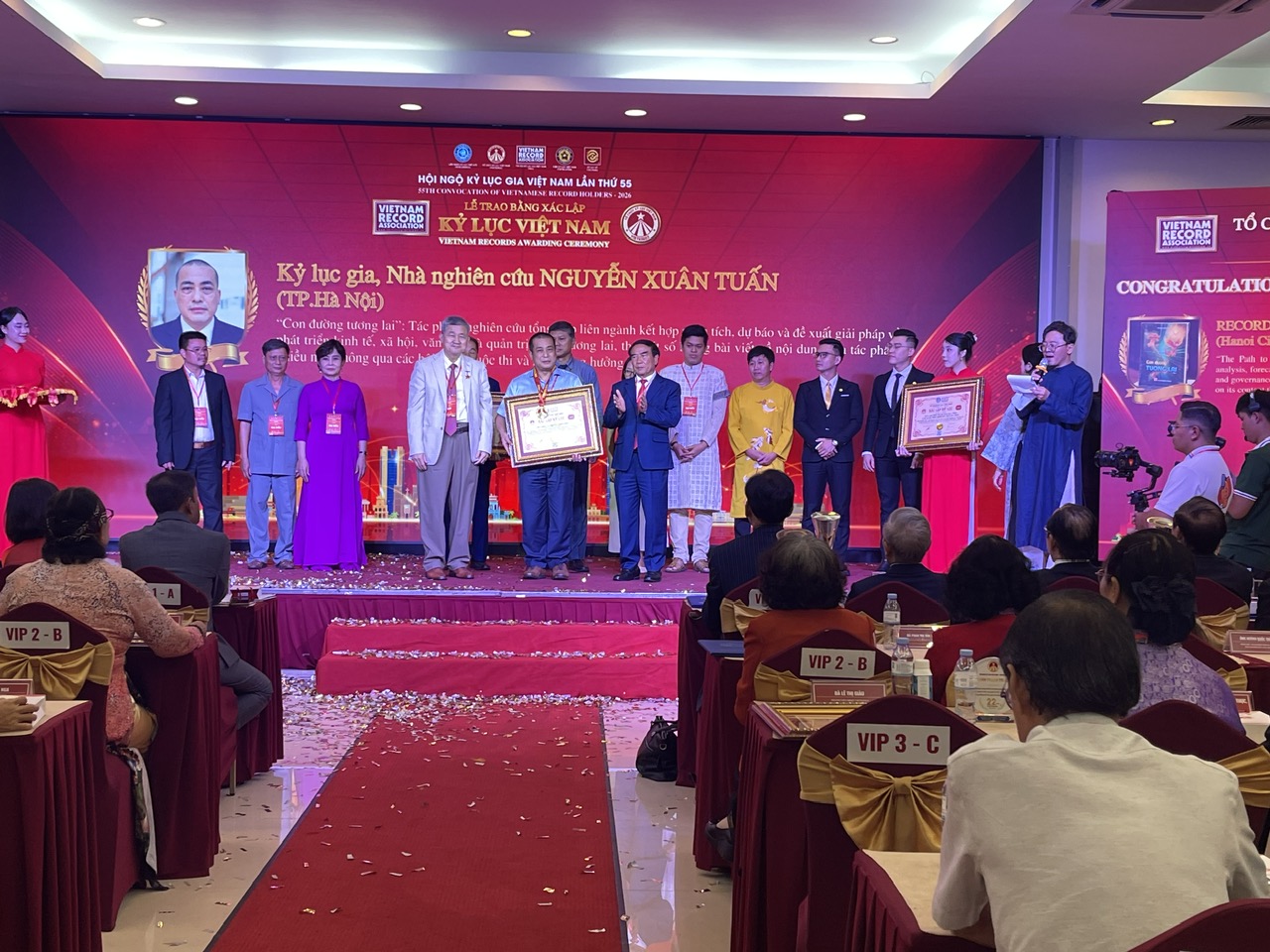 Tác phẩm “Con đường tương lai” của nhà văn, nhà nghiên cứu Nguyễn Xuân Tuấn được vinh danh kỷ lục Việt Nam - 1