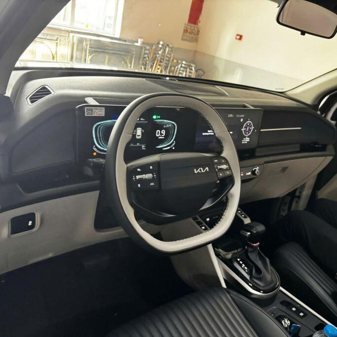 Xe 7 chỗ Kia Carens bản nâng cấp xuất hiện tại đại lý - 4
