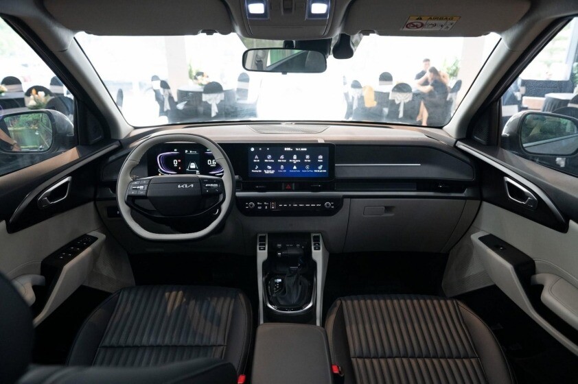 Xe 7 chỗ Kia Carens bản nâng cấp xuất hiện tại đại lý - 5