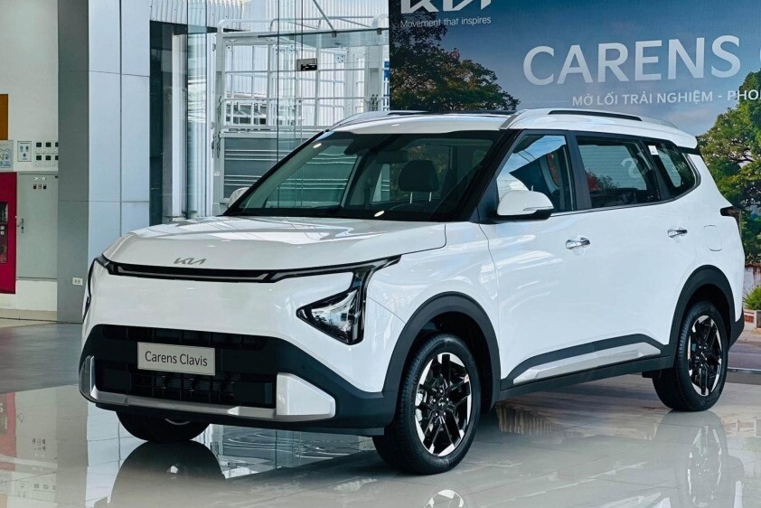 Xe 7 chỗ Kia Carens bản nâng cấp xuất hiện tại đại lý - 2