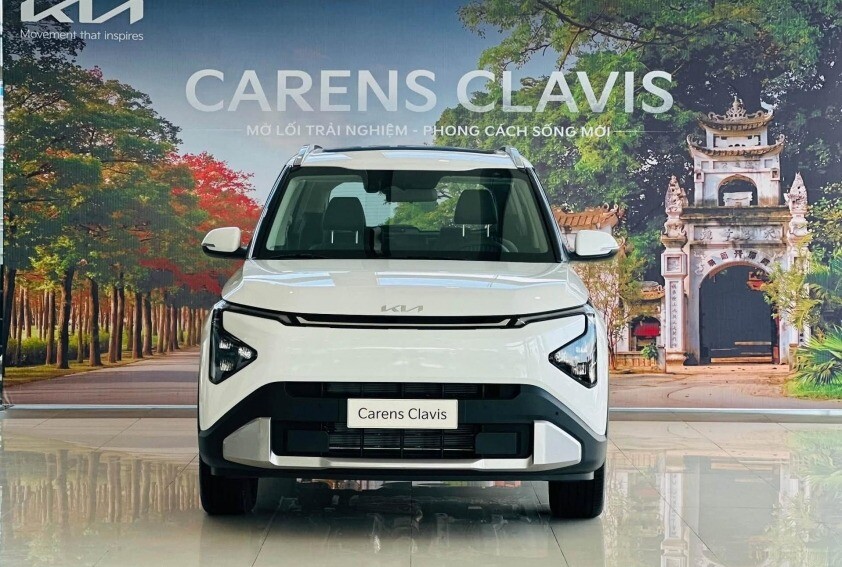 Xe 7 chỗ Kia Carens bản nâng cấp xuất hiện tại đại lý - 1
