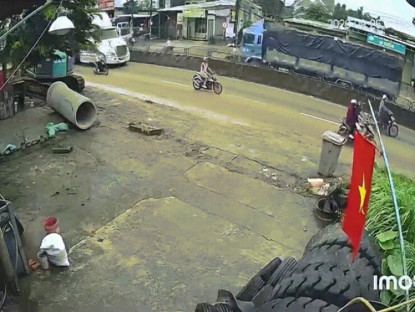 Giao thông - Clip: 3 xe máy ngã liên hoàn, thoát chết trong gang tấc trước ô tô đầu kéo