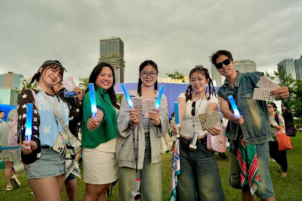 Từ Fast-track đến biển lightstick: Trải nghiệm đi concert siêu khác biệt của chủ thẻ SACOMBANK Visa - 3