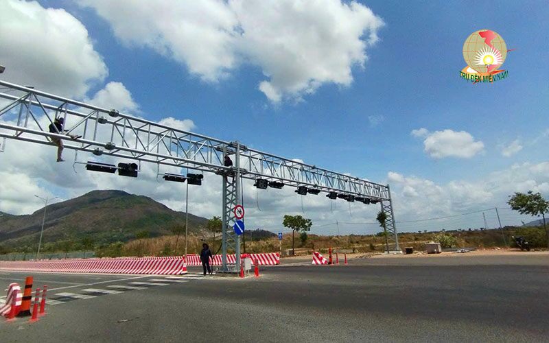 “Giá long môn” gắn biển báo giao thông trên đường có ý nghĩa ra sao? - 4