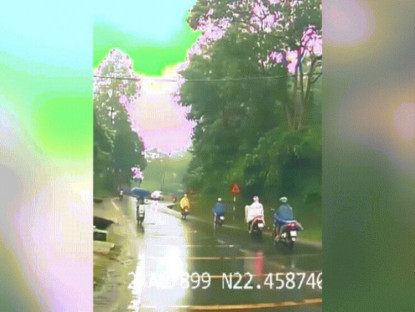 Giao thông - Clip: Cầm ô chạy xe máy điện, nữ sinh đâm vào ô tô và cái kết ấm lòng
