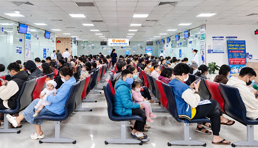 VNVC giải “cơn khát” vắc xin tay chân miệng, tiêm cho gần 25.000 trẻ sau 5 ngày - 1