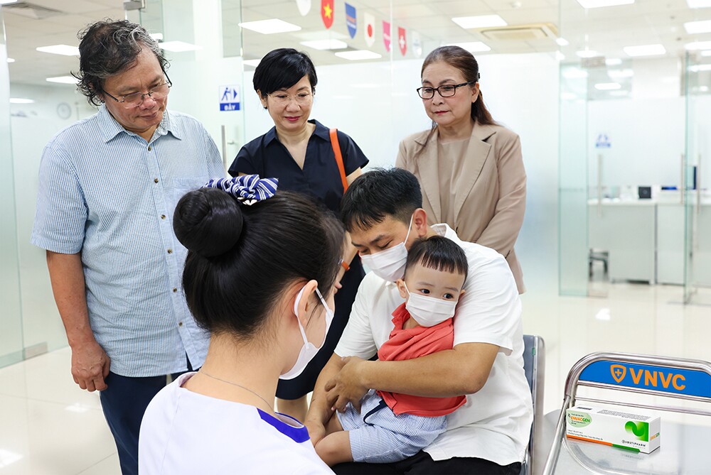 VNVC giải “cơn khát” vắc xin tay chân miệng, tiêm cho gần 25.000 trẻ sau 5 ngày - 4