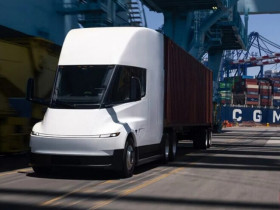 Tesla đầu kéo Semi thế hệ mới bắt đầu bàn giao xe tại Mỹ