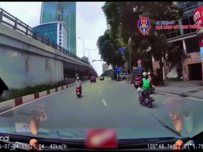 Giao thông - Clip: Ô tô lùi từ vỉa hè ra đường, tông người đi xe máy bay xuống đường