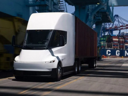 Giao thông - Tesla đầu kéo Semi thế hệ mới bắt đầu bàn giao xe tại Mỹ