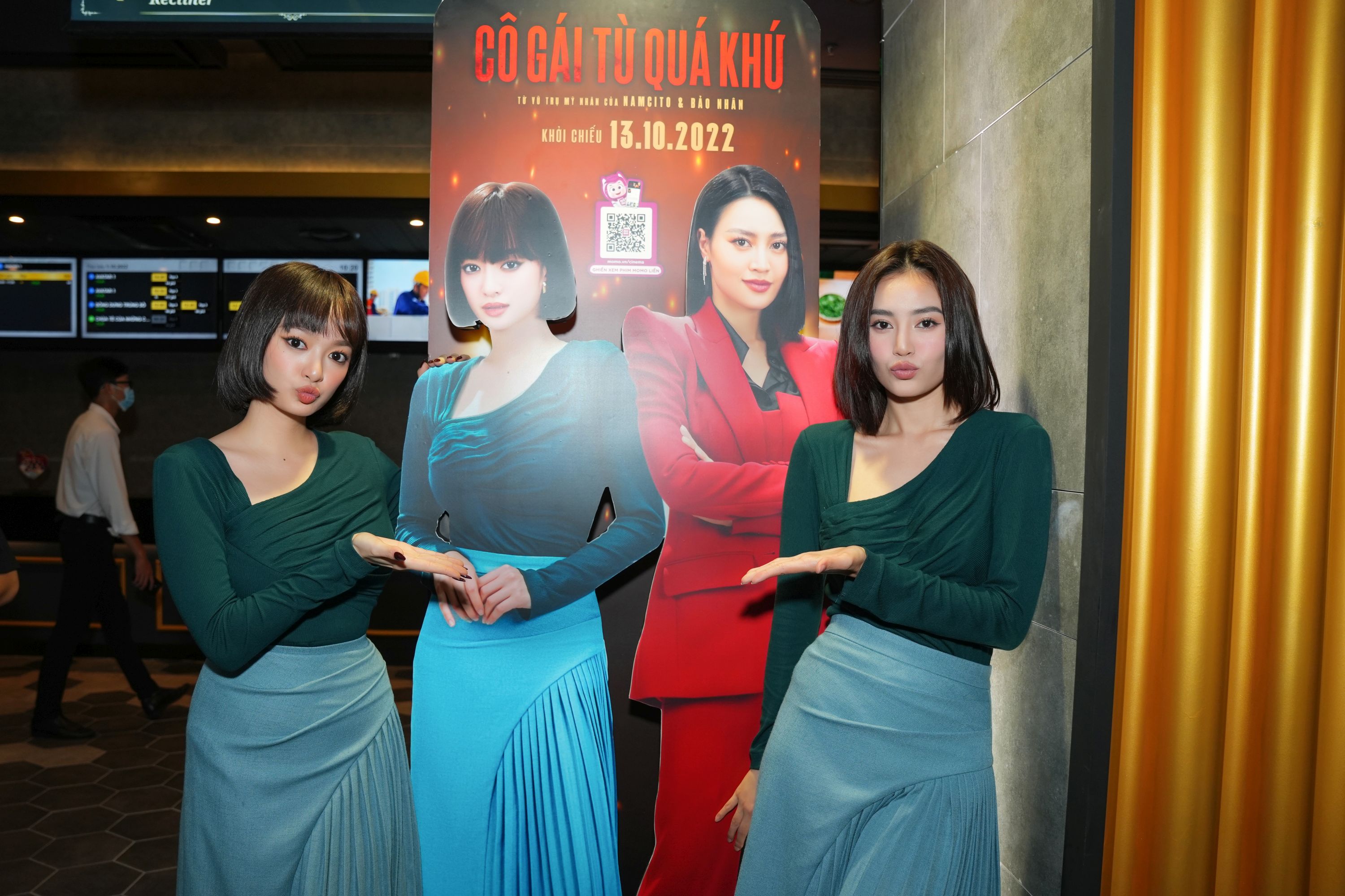Kaity Nguyễn và &#34;chị gái sinh đôi&#34; bị hàng trăm fan &#34;vây kín&#34; tại rạp chiếu phim - 6