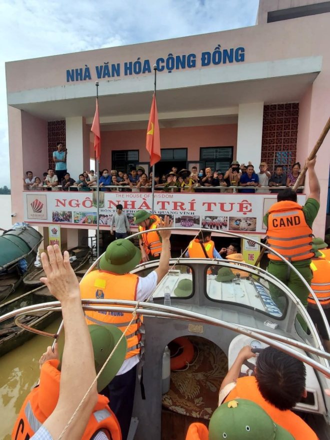 Thuỷ Tiên đến Nghệ An hỗ trợ bà con chịu thiệt hại do mưa lũ - 3