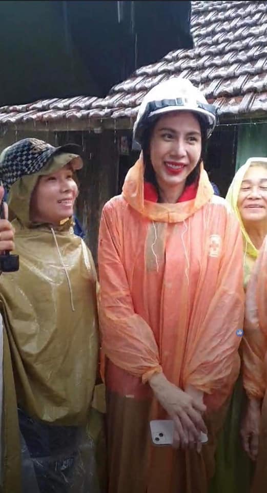 Thuỷ Tiên đến Nghệ An hỗ trợ bà con chịu thiệt hại do mưa lũ - 2