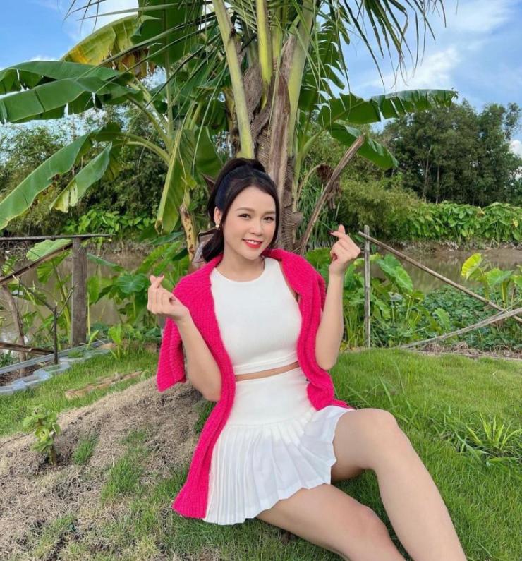 Đi xe sang 13 tỷ đồng nhưng Hiền Hồ chỉ thích mặc kiểu &#34;váy nữ sinh&#34; mỗi lần chơi golf - 14