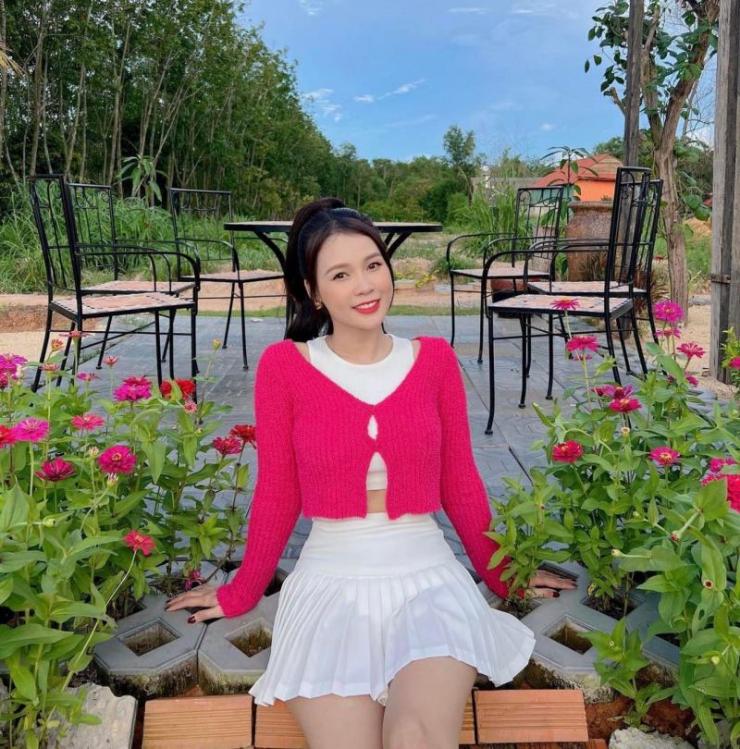 Đi xe sang 13 tỷ đồng nhưng Hiền Hồ chỉ thích mặc kiểu &#34;váy nữ sinh&#34; mỗi lần chơi golf - 13