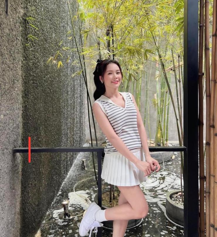 Đi xe sang 13 tỷ đồng nhưng Hiền Hồ chỉ thích mặc kiểu &#34;váy nữ sinh&#34; mỗi lần chơi golf - 12