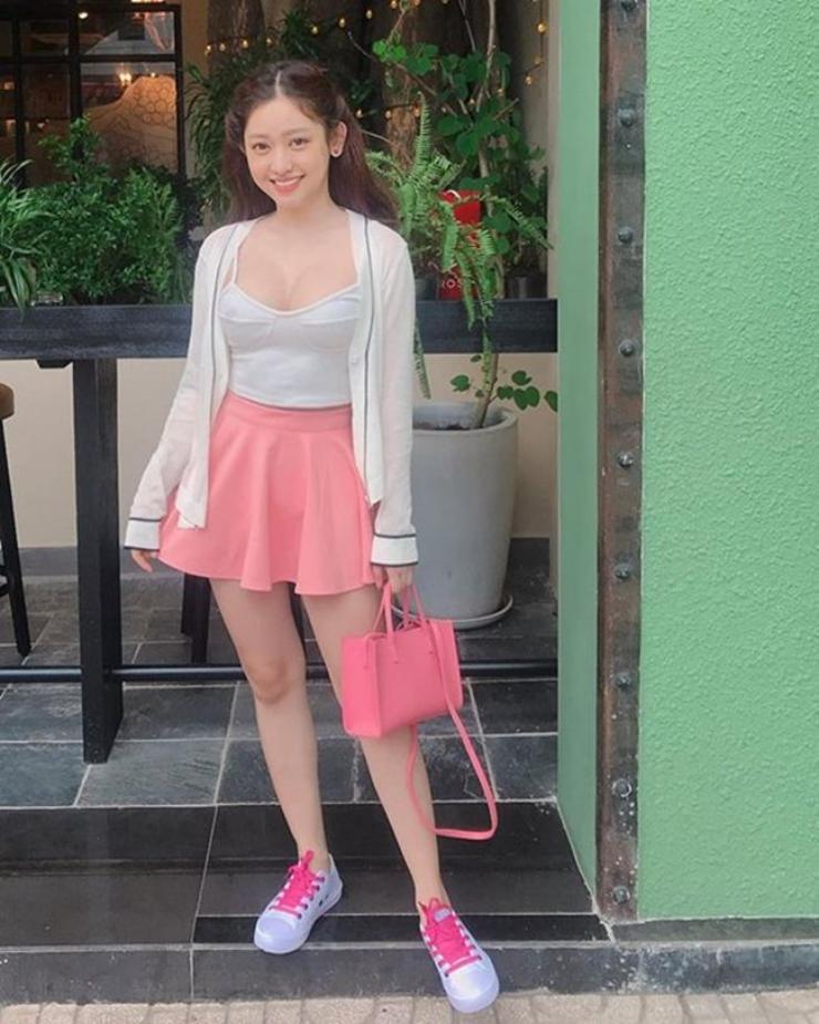 Đi xe sang 13 tỷ đồng nhưng Hiền Hồ chỉ thích mặc kiểu &#34;váy nữ sinh&#34; mỗi lần chơi golf - 18