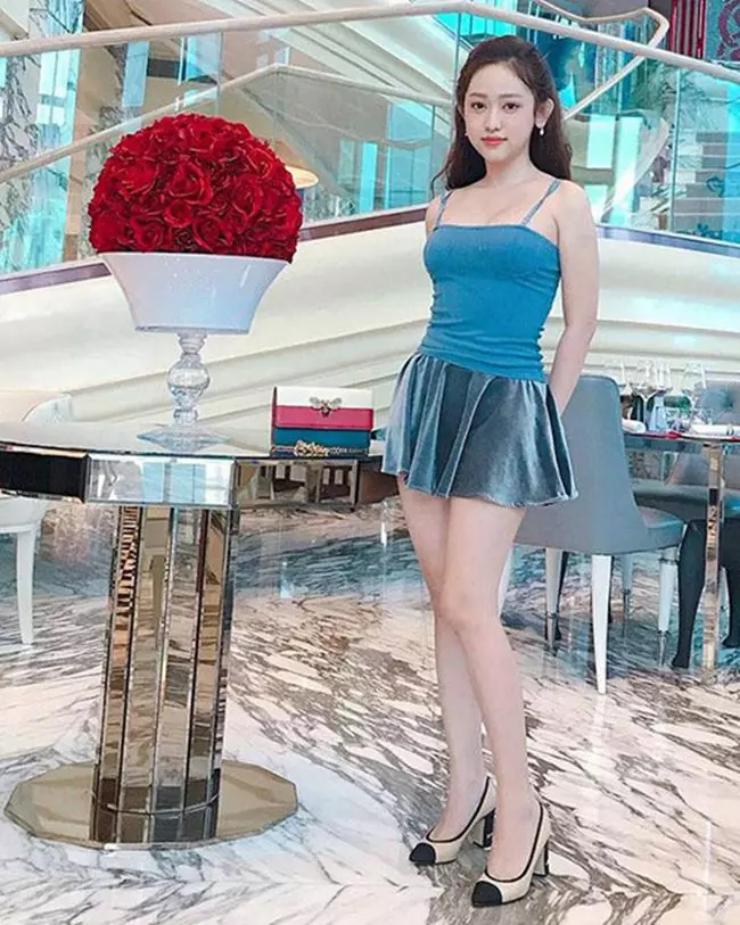 Đi xe sang 13 tỷ đồng nhưng Hiền Hồ chỉ thích mặc kiểu &#34;váy nữ sinh&#34; mỗi lần chơi golf - 17