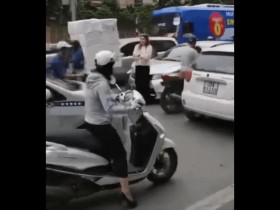 Clip: Bức xúc vì giao thông lộn xộn, cô gái tây chặn đầu xe ô tô