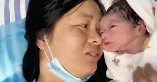Xúc động khoảnh khắc bé sơ sinh vừa chào đời đã ôm hôn lên má mẹ đầy âu yếm - 2