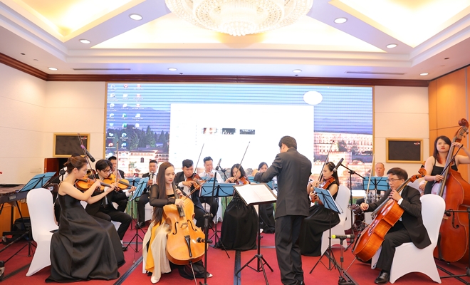 Nữ tiến sĩ chuyên ngành cello đầu tiên của Việt Nam mang dàn nhạc giao hưởng Romania về quê nhà biểu diễn - 1