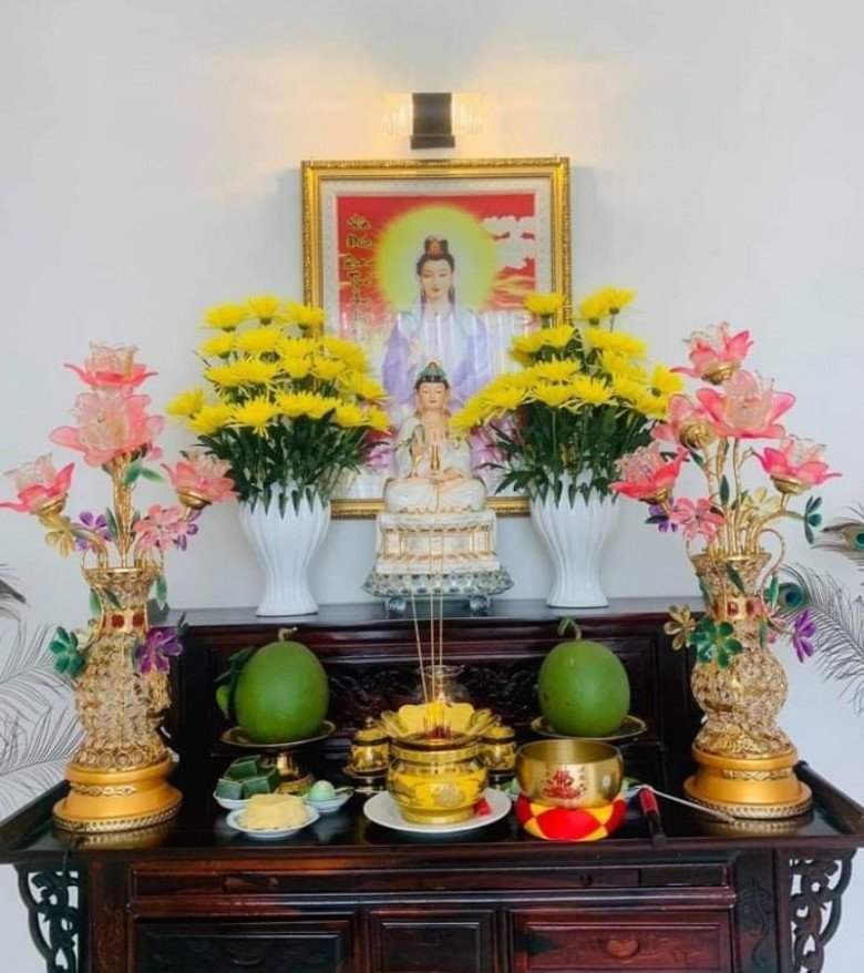 Dâng hoa cúng Rằm nên đặt lọ bên trái hay bên phải? Đến bây giờ nhiều người vẫn làm sai - 3