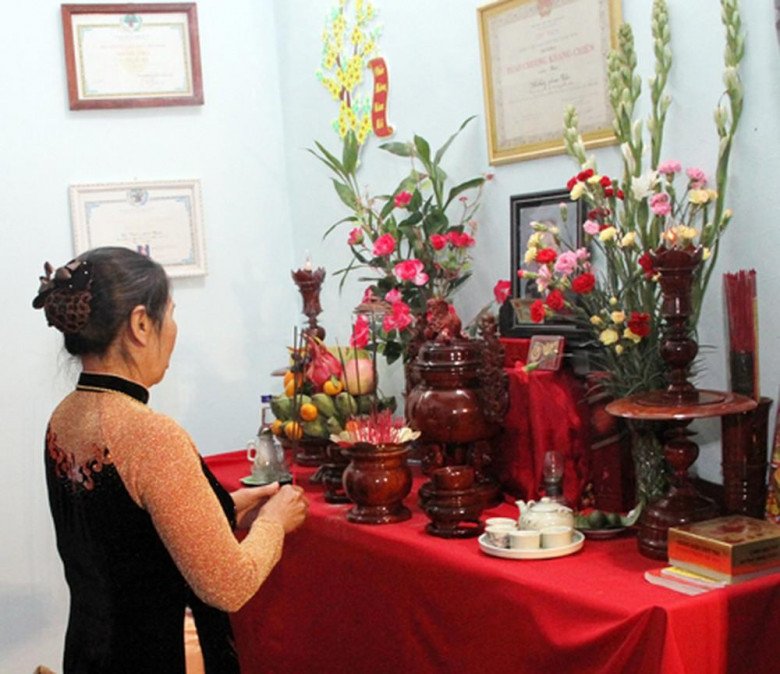 Dâng hoa cúng Rằm nên đặt lọ bên trái hay bên phải? Đến bây giờ nhiều người vẫn làm sai - 1