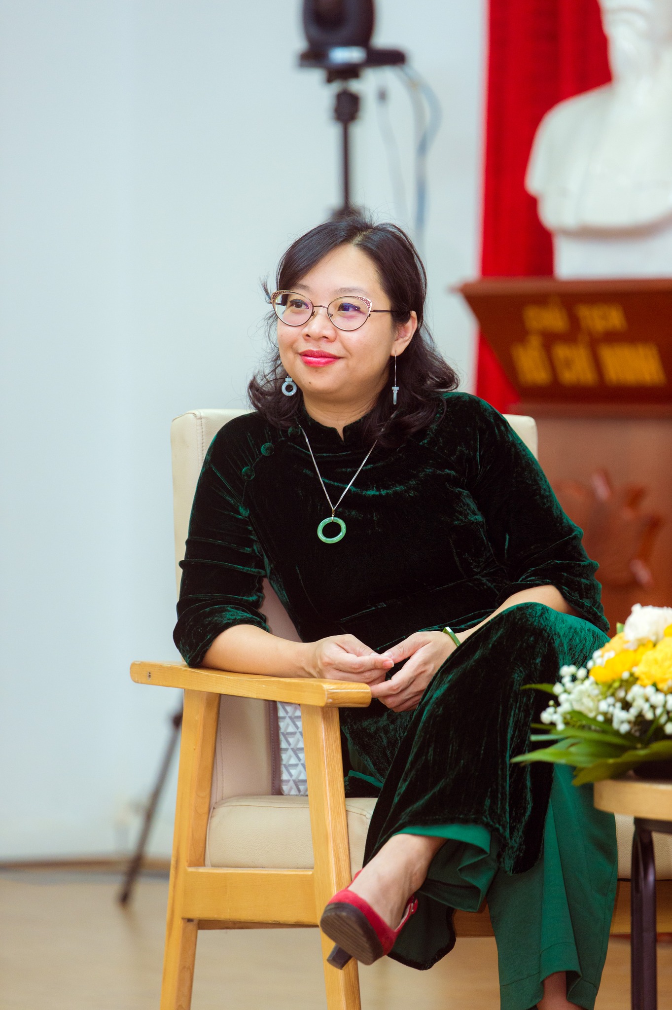 Trò chuyện với Tiến sĩ Nguyễn Thụy Phương: Người “kể sử” qua những hồi ức - 2