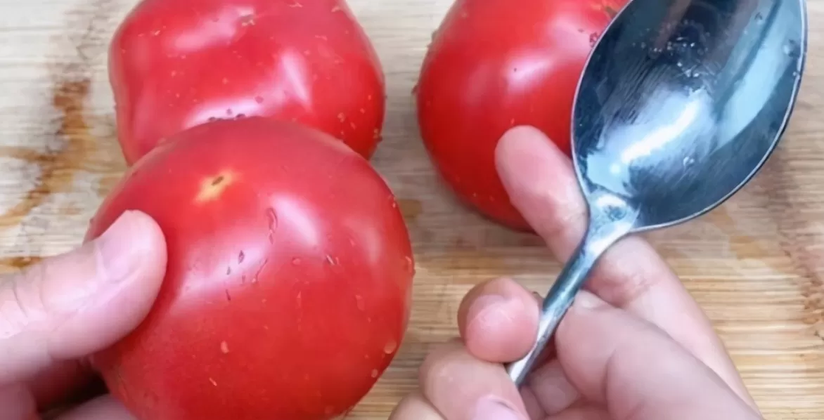 Bóc vỏ cà chua không cần chần qua nước sôi, chỉ làm điều này vài giây là xong 1 quả - 2