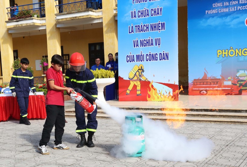 Gần 1.000 học sinh Bắc Ninh trải nghiệm “Một ngày làm lính cứu hỏa” - 1