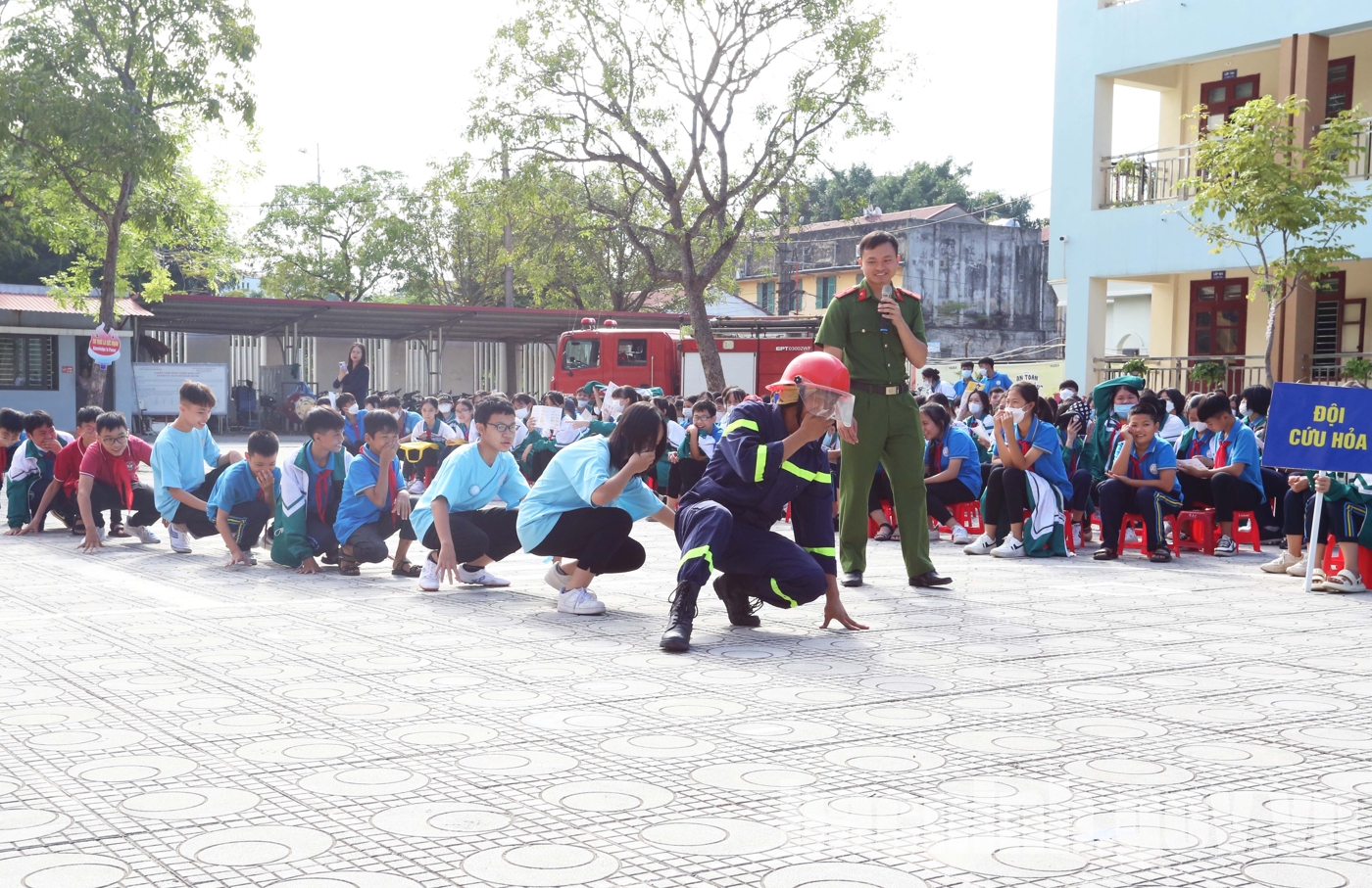 Gần 1.000 học sinh Bắc Ninh trải nghiệm “Một ngày làm lính cứu hỏa” - 2