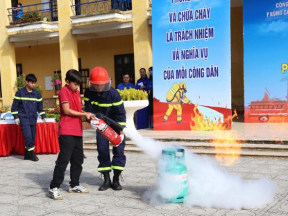 Giáo dục - Gần 1.000 học sinh Bắc Ninh trải nghiệm “Một ngày làm lính cứu hỏa”