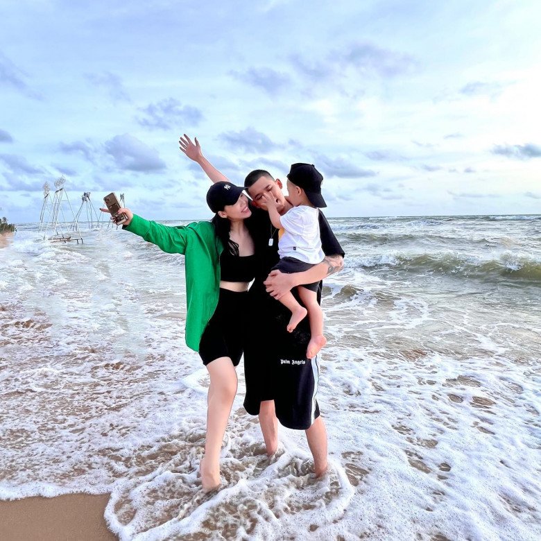 Chờ mãi không đau đẻ nên lôi bài ra chơi, đang thắng vang dội Tiktoker Chang Lacci vỡ ối &#34;bụp bụp&#34; - 3