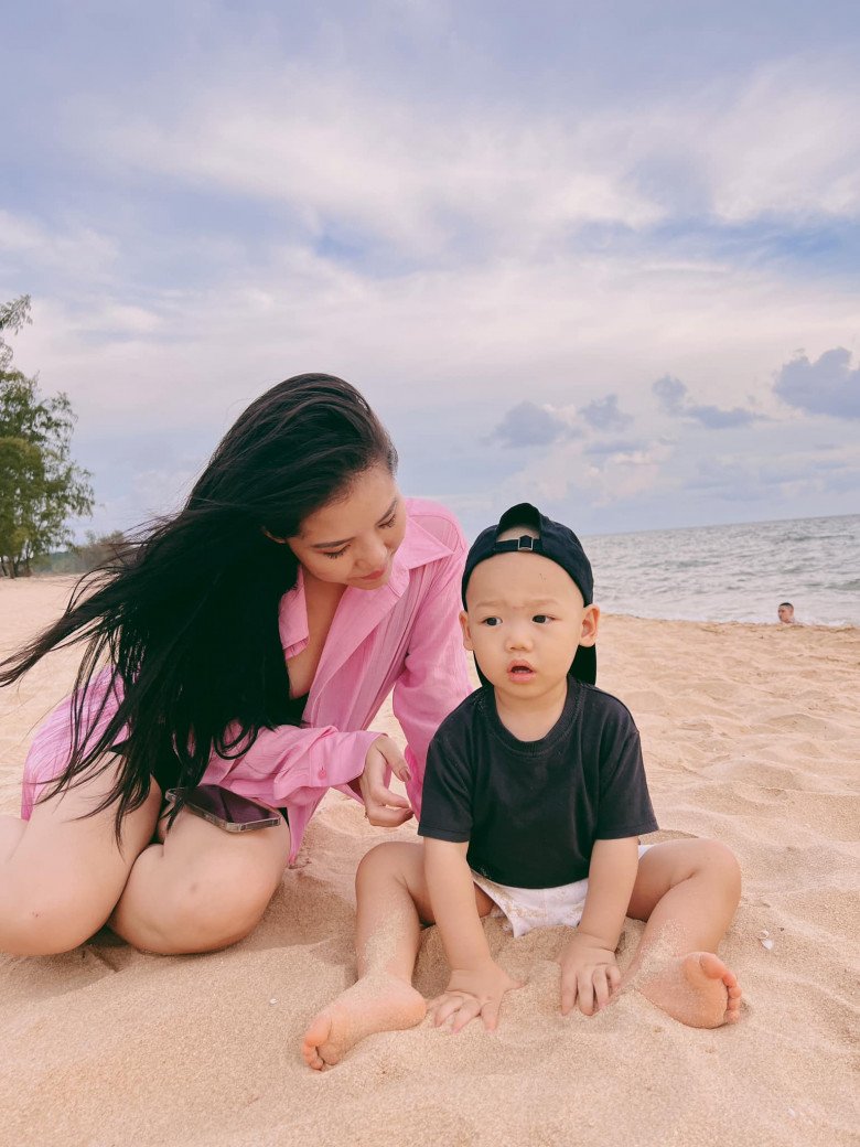 Chờ mãi không đau đẻ nên lôi bài ra chơi, đang thắng vang dội Tiktoker Chang Lacci vỡ ối &#34;bụp bụp&#34; - 11