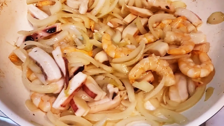 Mẹ đảm mách cách đổ bánh xèo để mấy tiếng vẫn giòn tan, hóa ra vì dùng loại bột đặc biệt này - 3