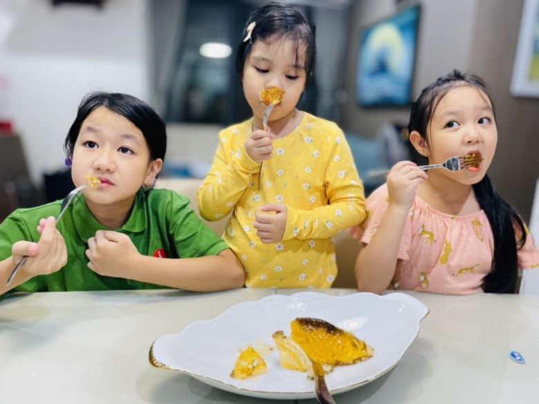 Con gái út nữ Giám đốc Diễm Quỳnh cười toét miệng bên món ăn vui mắt, trẻ con hàng xóm xúm lại xem - 8