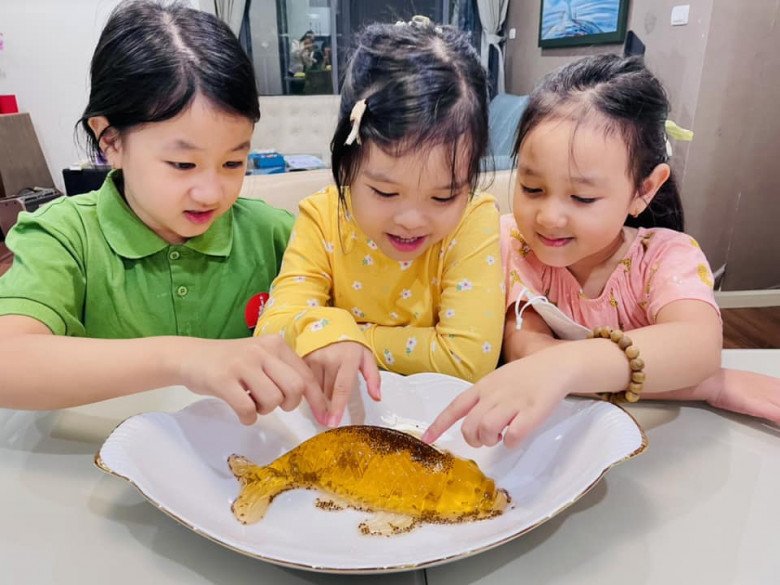 Con gái út nữ Giám đốc Diễm Quỳnh cười toét miệng bên món ăn vui mắt, trẻ con hàng xóm xúm lại xem - 7