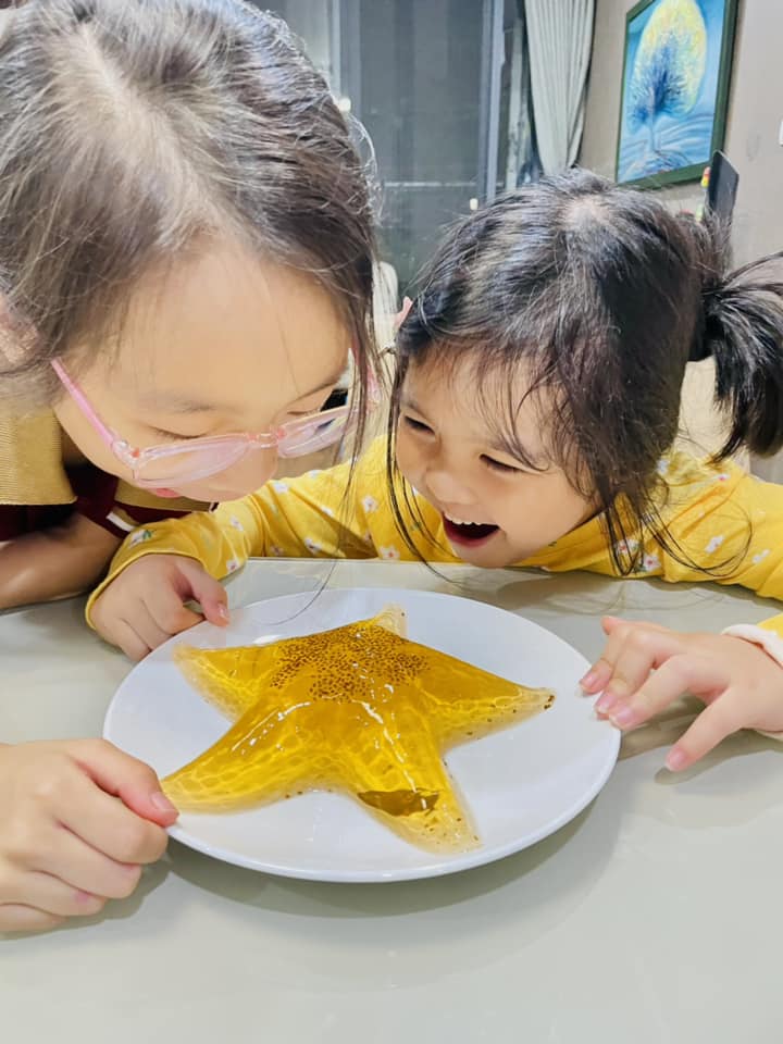 Con gái út nữ Giám đốc Diễm Quỳnh cười toét miệng bên món ăn vui mắt, trẻ con hàng xóm xúm lại xem - 5