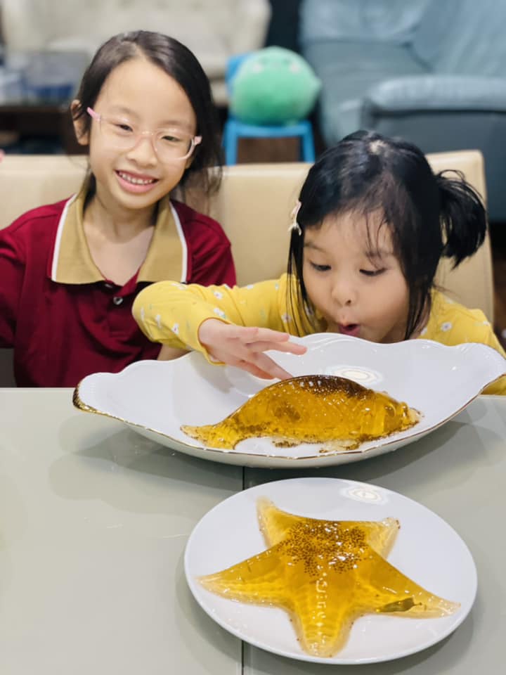 Con gái út nữ Giám đốc Diễm Quỳnh cười toét miệng bên món ăn vui mắt, trẻ con hàng xóm xúm lại xem - 4