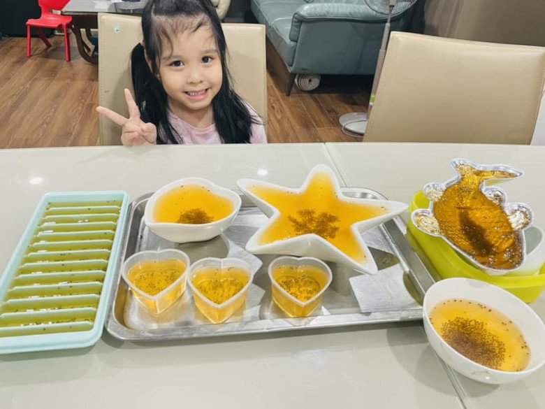 Con gái út nữ Giám đốc Diễm Quỳnh cười toét miệng bên món ăn vui mắt, trẻ con hàng xóm xúm lại xem - 9