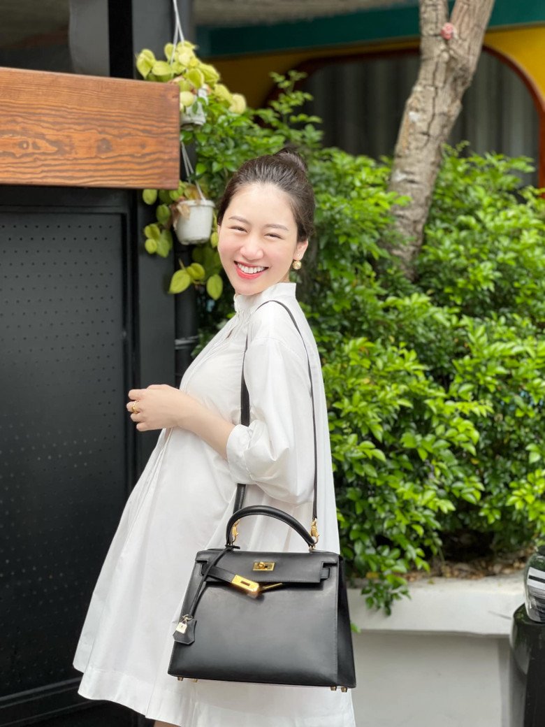 “Đối thủ của Chi Pu” giờ đã là mẹ một con, đi đẻ vẫn xinh, ngồi cho con bú đẹp như tranh - 1