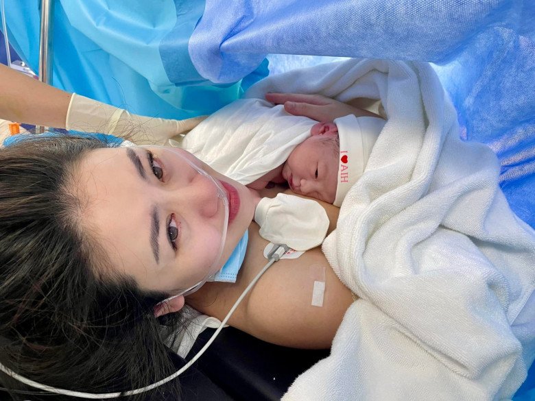 “Đối thủ của Chi Pu” giờ đã là mẹ một con, đi đẻ vẫn xinh, ngồi cho con bú đẹp như tranh - 3