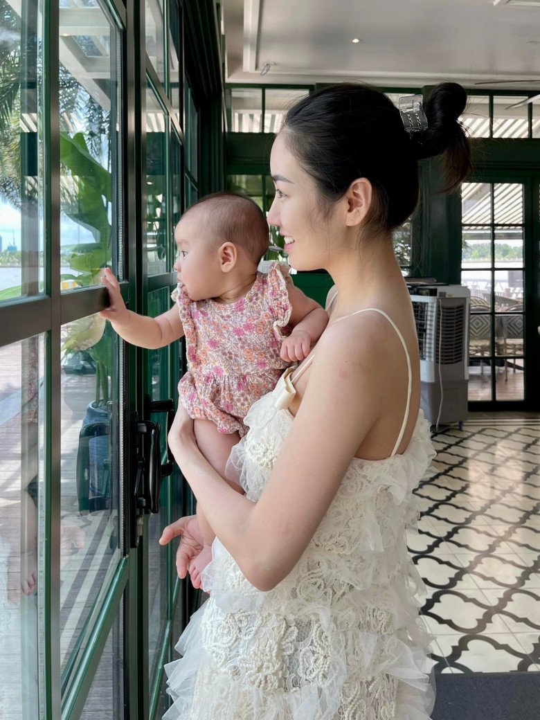 “Đối thủ của Chi Pu” giờ đã là mẹ một con, đi đẻ vẫn xinh, ngồi cho con bú đẹp như tranh - 8