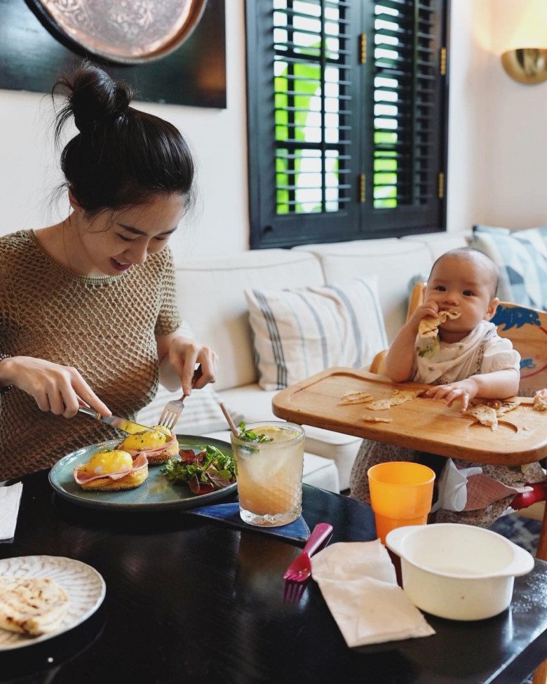 “Đối thủ của Chi Pu” giờ đã là mẹ một con, đi đẻ vẫn xinh, ngồi cho con bú đẹp như tranh - 9